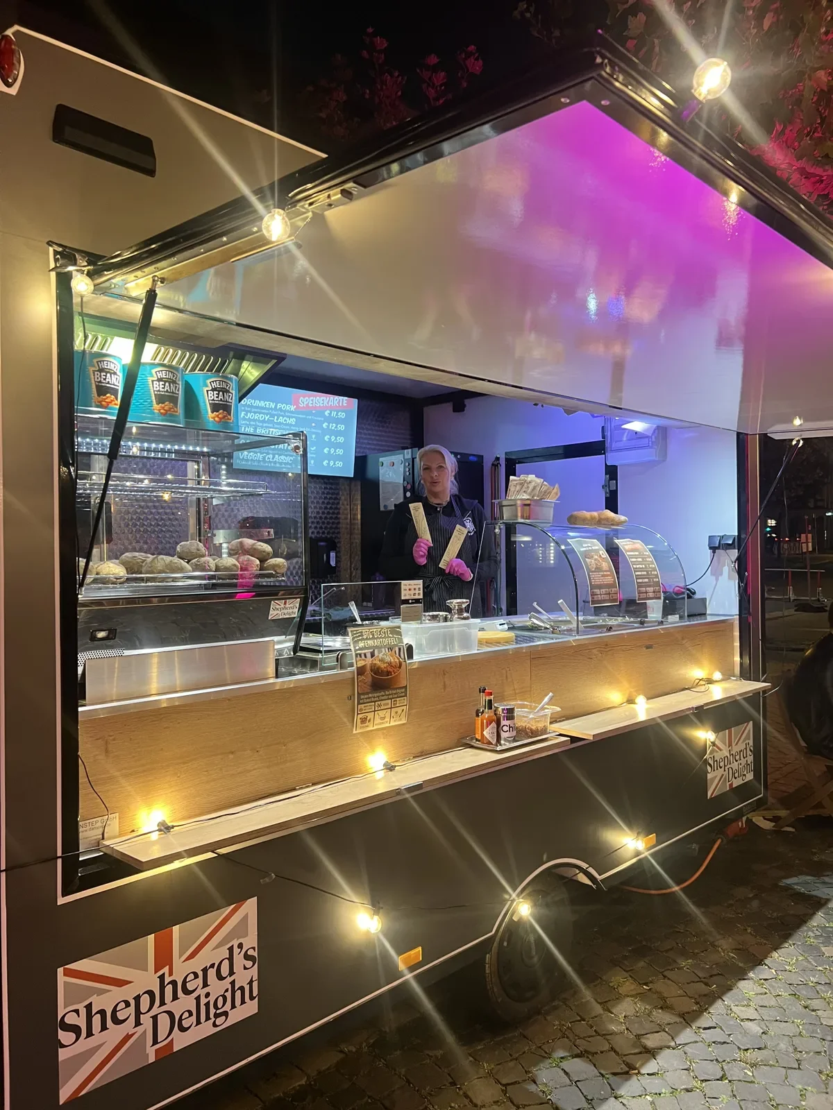 Der beleuchtete Shepherd's Delight Foodtrailer bei Nacht beim Stadtfest Herne Mittendrin