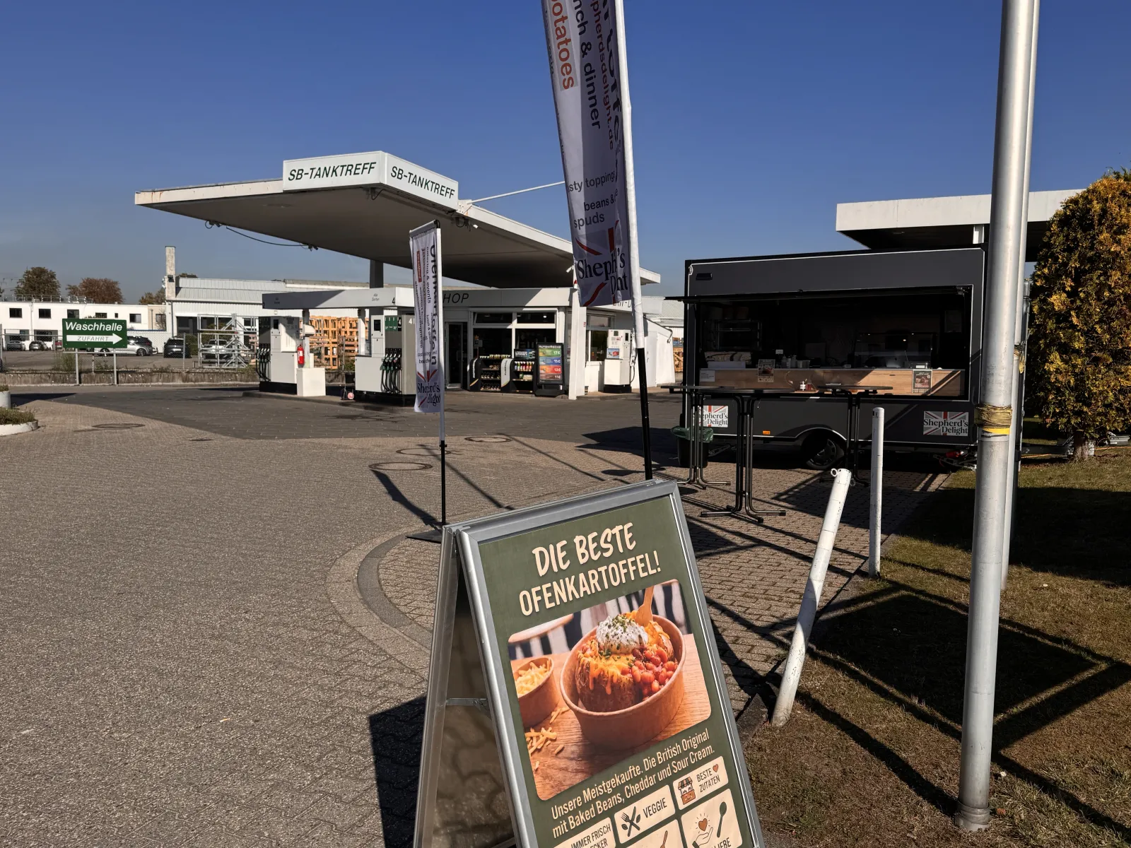 Shepherd’s Delight Foodtrailer mit Ofenkartoffel-Aufsteller am SB Tanktreff im Gewerbegebiet Korschenbroich