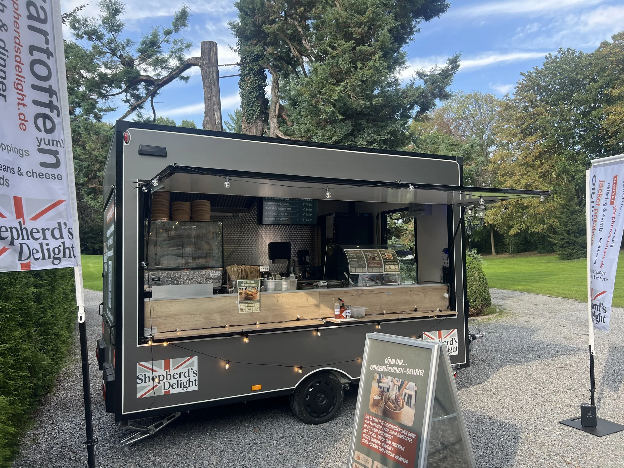 Shepherd's Delight Foodtrailer bei einer Hochzeitsfeier im Freien