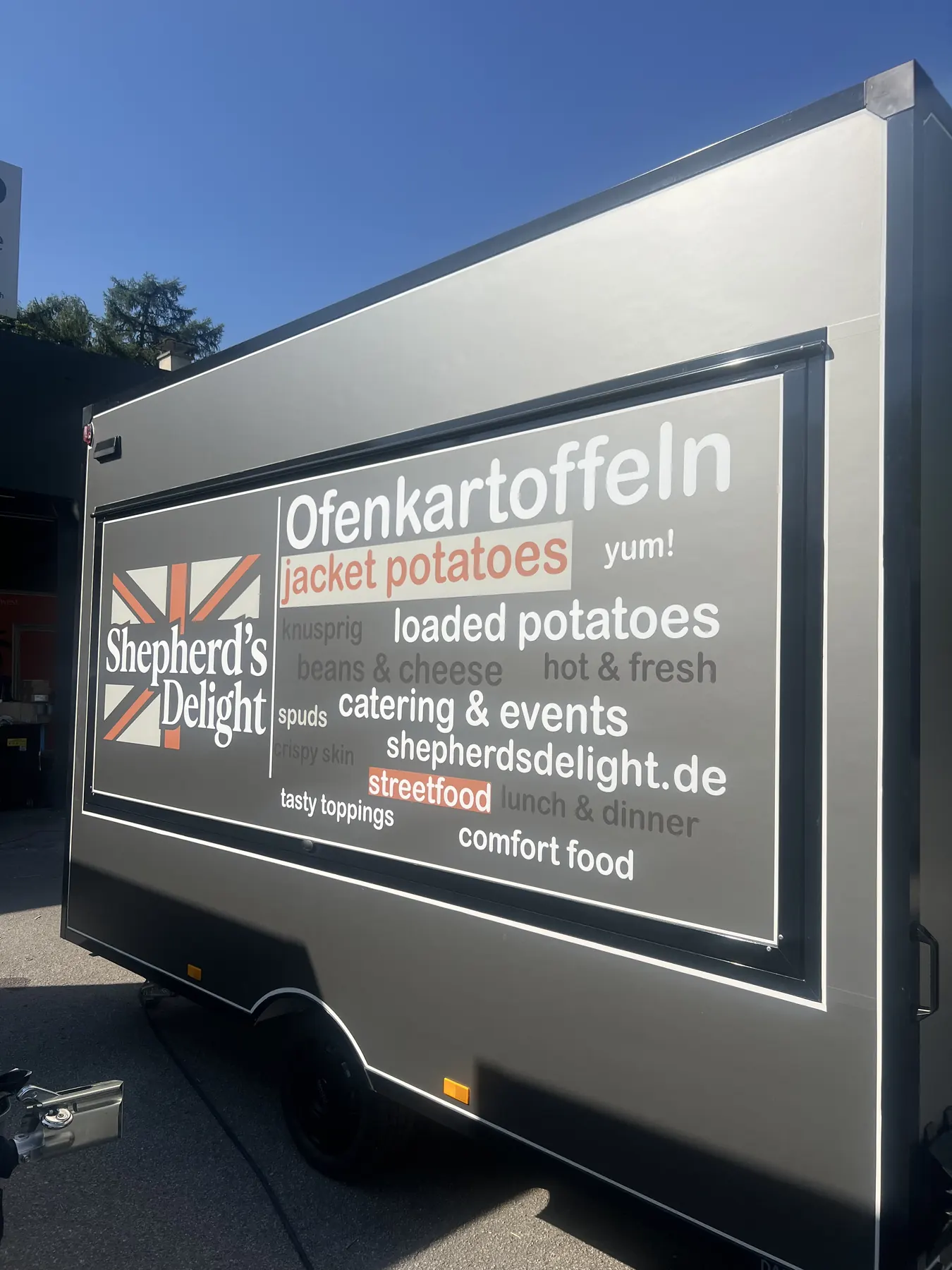 Shepherd's Delight Foodtrailer, Seitenansicht mit Beschriftung Ofenkartoffeln und jacket potatoes