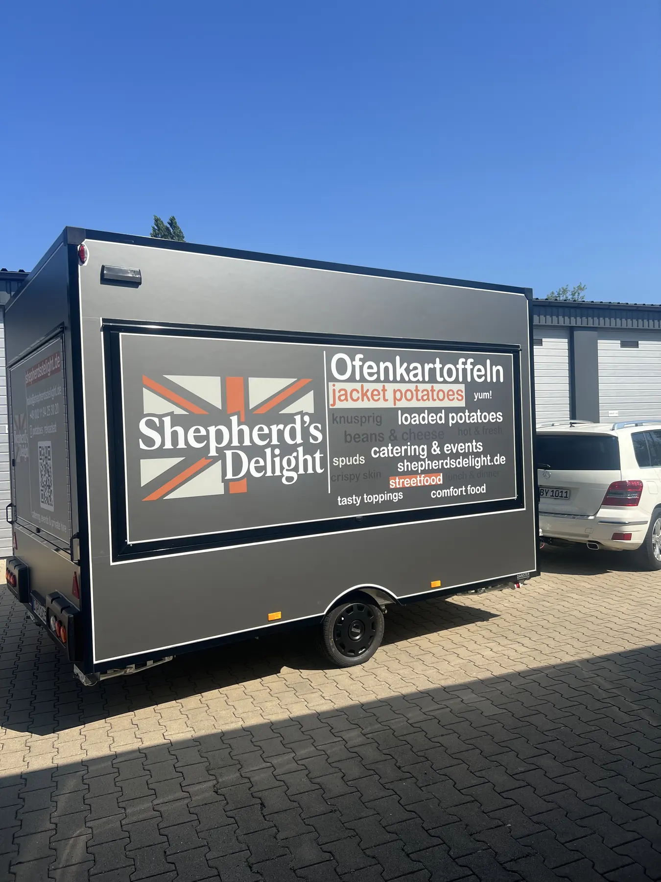 Shepherd's Delight Foodtrailer, Rückansicht mit Logo und Union Jack