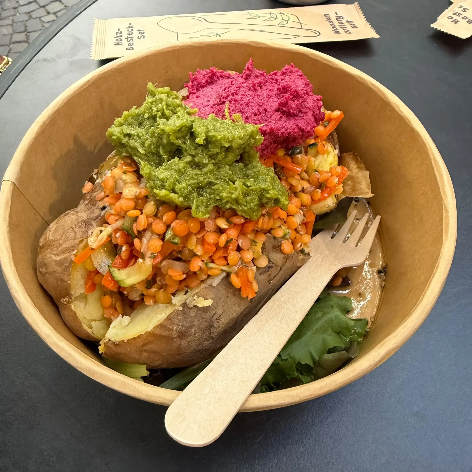 The Garden State: Linsen-Möhren-Salat mit Rote-Bete-Creme und Kräuter-Pesto, vegan