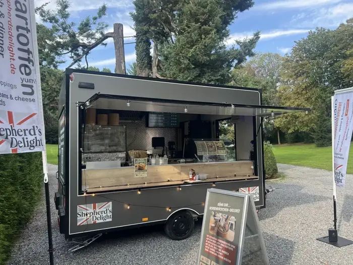 Shepherd's Delight Foodtrailer bei einem Firmenevent auf Schloss Grünewald, tagsüber im Park