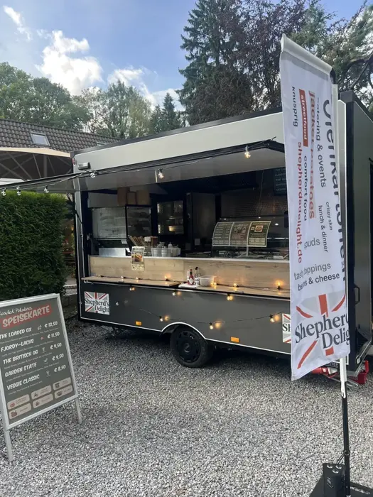 Shepherd's Delight Foodtrailer bei einem Firmenevent auf Schloss Grünewald, mit Speisekarte und Union-Jack-Beflaggung