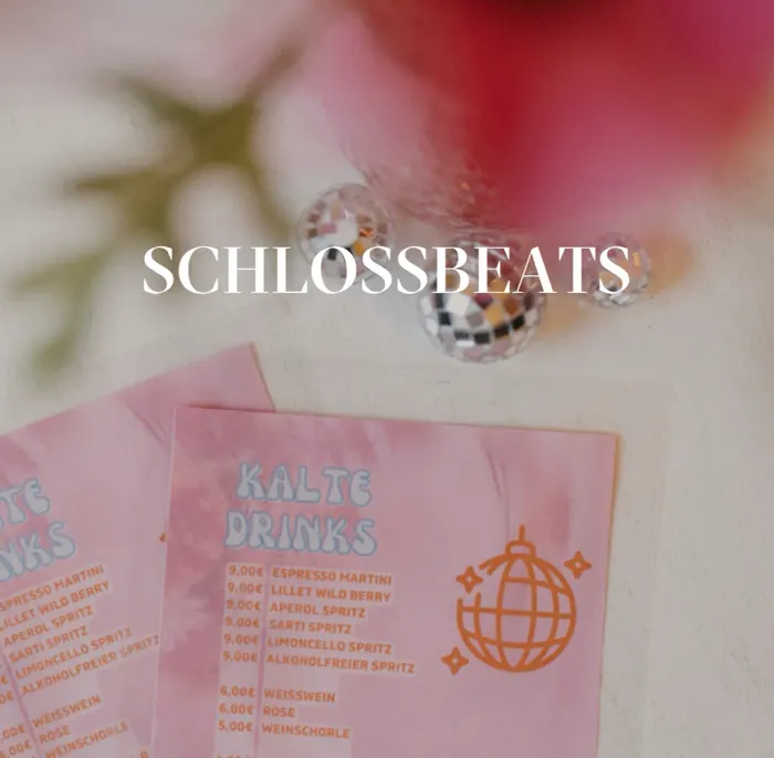 Getränkekarte und Discokugeln beim Event Schlossbeats
