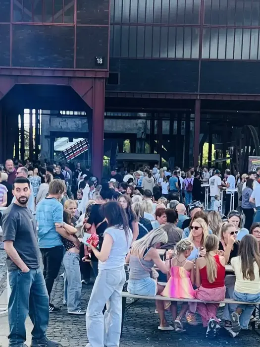 Blick in die Besucher auf dem Foodlovers Streetfoodfestival, Zeche Zollverein, Essen