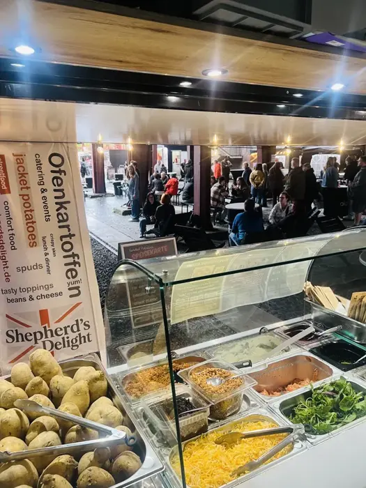 Theke mit Ofenkartoffeln und Toppings beim Food Lovers Street Market auf Zeche Zollverein