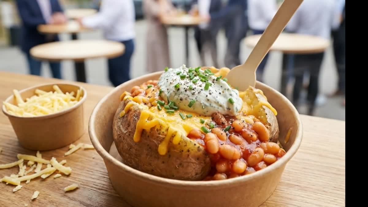 Ofenkartoffel mit Baked Beans, Cheddar und Sour Cream, frisch zubereitet